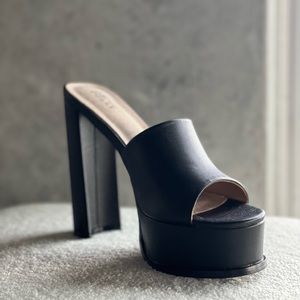 Never Worn Oh Polly Black Platforms Pumps